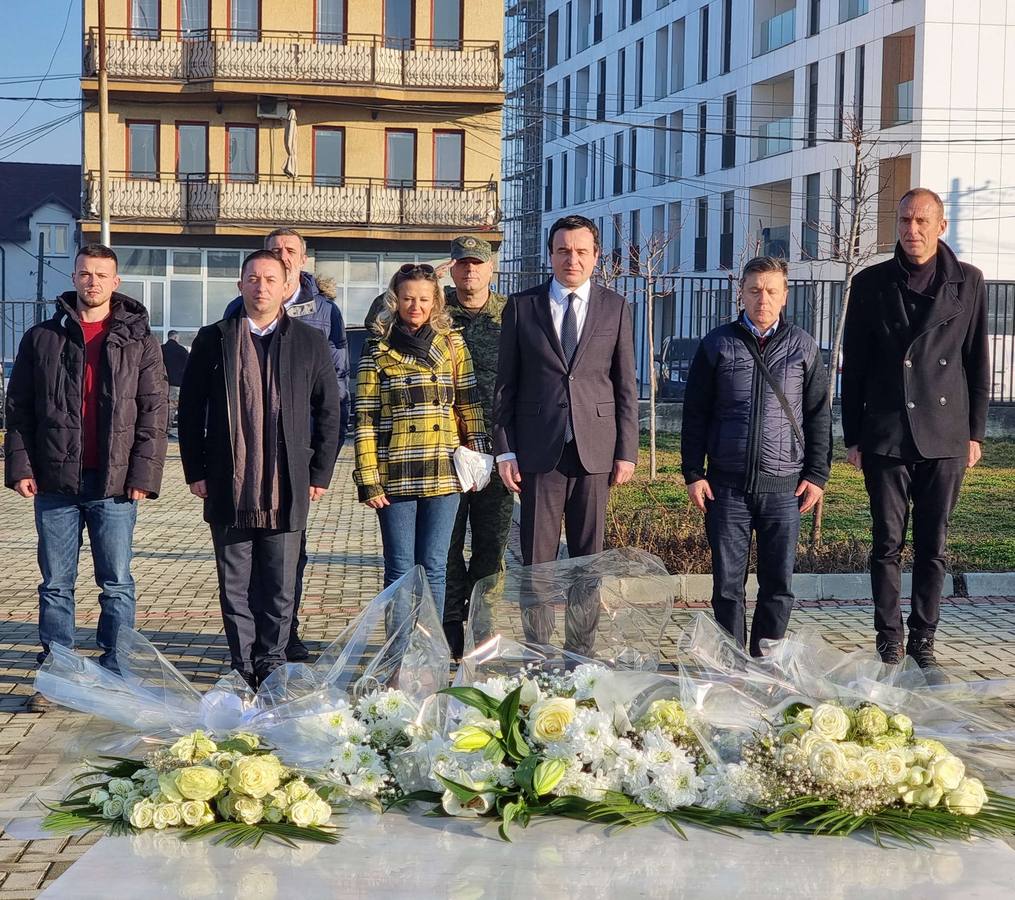 Kurti me Mehajn bëjnë homazhe te varri i Adem Demaçit: Nderojmë ata të cilët na frymëzuan çdo ditë në angazhimin dhe punën tonë