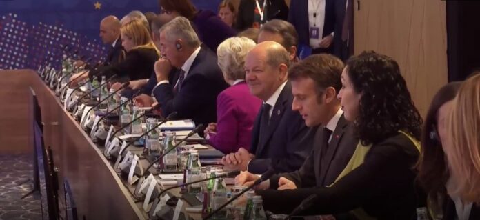 Pamje brenda takimit në Tiranë, Scholz e Macron afër Osmanit