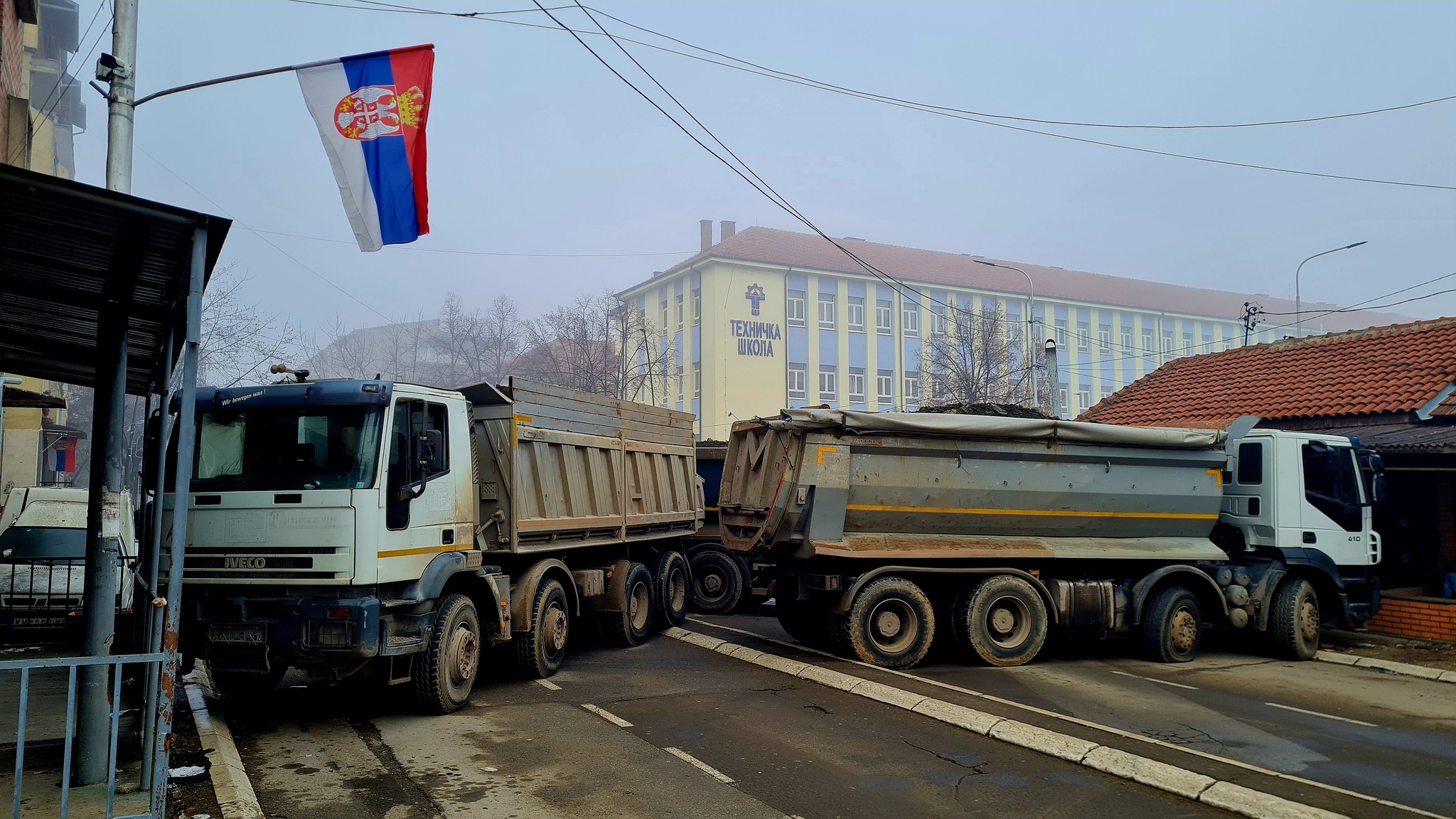 Barrikadat në Veri veç po shtohen, nuk dëgjohen thirrjet e KFOR-it dhe BE-së për tërheqje