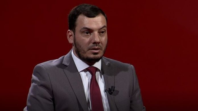 E dashura e denoncon për dhunë Hoxhën Behar Mjekiqin