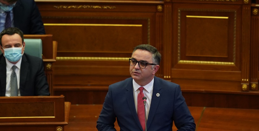 Shefi i deputetëve të AAK-së nervozohet: A ka mundësi bre pak me dëgju