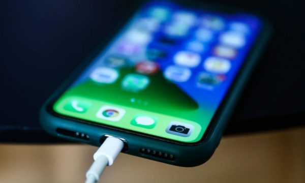 Arsyeja pse nuk duhet ta mbushni celularin në veturë