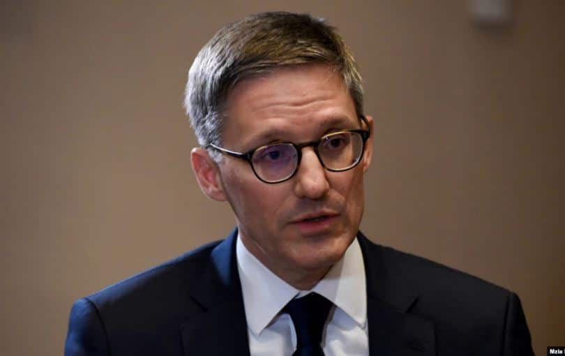 Raportohet se Chollet ka anuluar vizitën në Kosovë