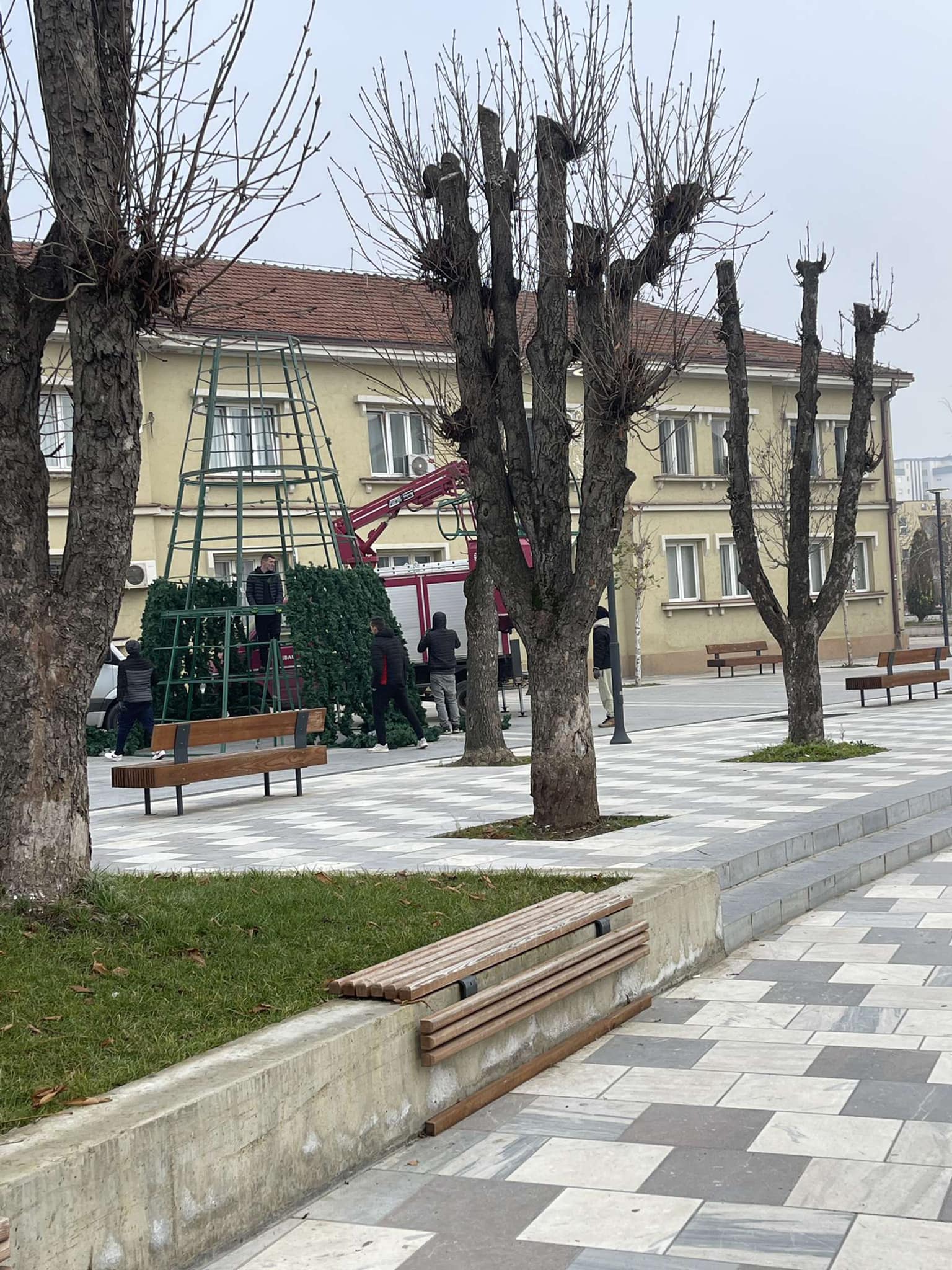 ​Demolli: Kontrata e negocuar për dekorimin e qytetit; Komuna thotë se procedura është në rregull