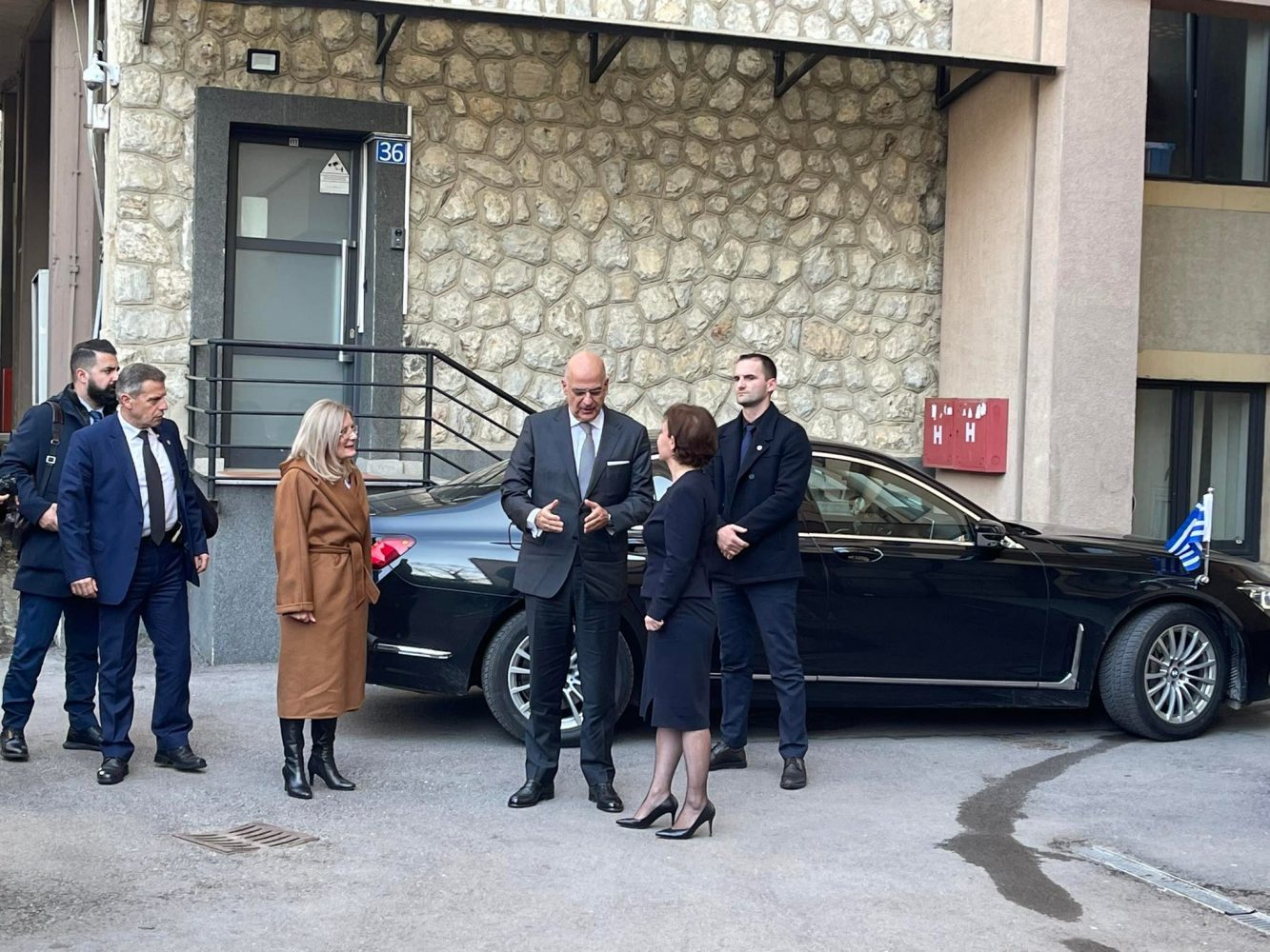 Kryediplomati grek, Nikos Dendias, pritet në takim nga Gërvalla