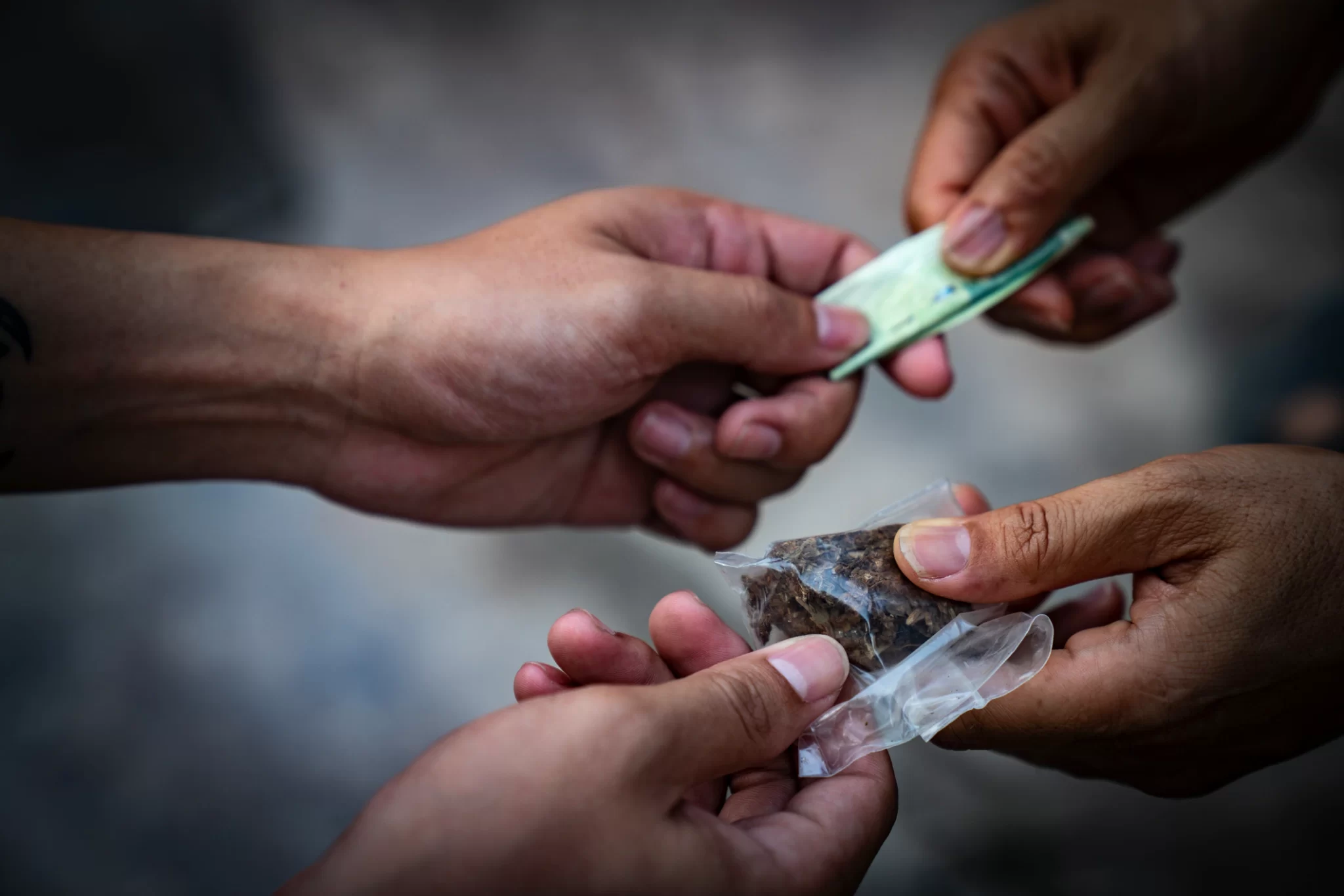 Në Kosovë drogën e fillojnë që nga mosha 16-vjeç, rritet numri i femrave përdoruese