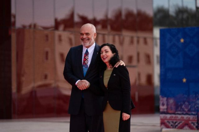 Përqafime të ngrohta, lule dhe buzëqeshje, çfarë nuk u pa nga Samiti i djeshëm