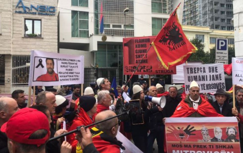 Shqiptarët e Maqedonisë së Veriut protestë para ambasadës serbe në Shkup: ‘Mitrovicën s’e japim’!