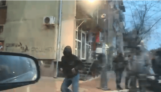 Kërcënimi i gazetarit në Veri: Një person e ndoqi nga pas dhe i bërtiti serbisht, Policia nis hetimet