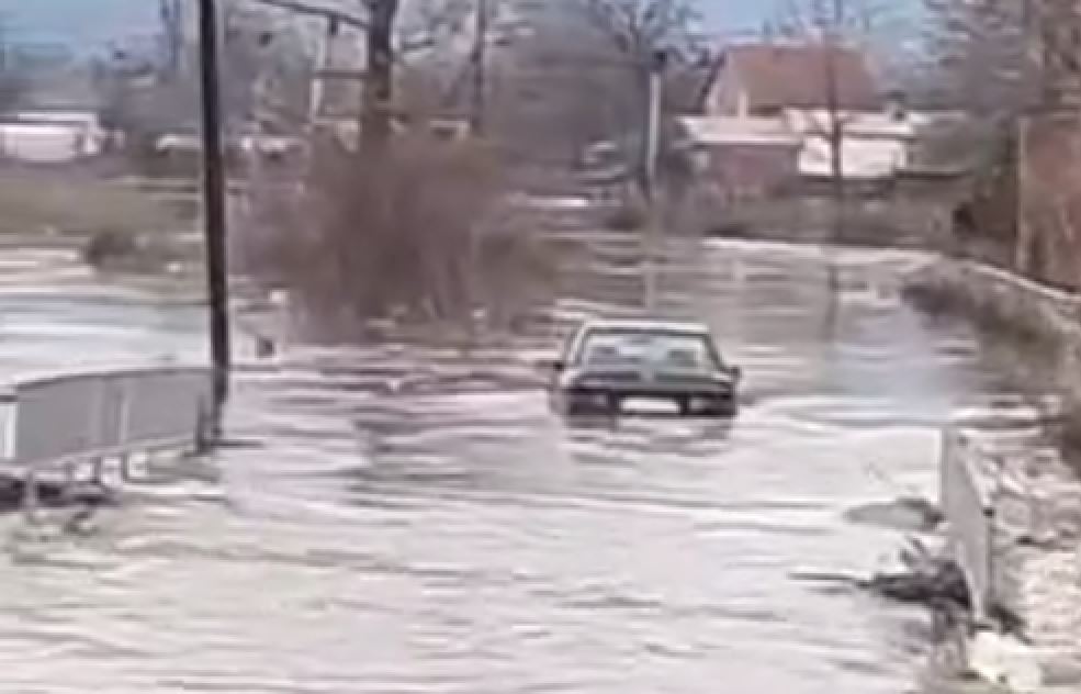 Shi i madh, vërshohen rrugët në Fushë Kosovë, vetura e mbuluar nga uji!