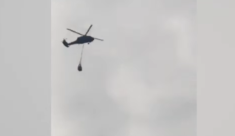 Helikopteri i KFOR-it shihet duke u dërguar ushqim policëve në veri