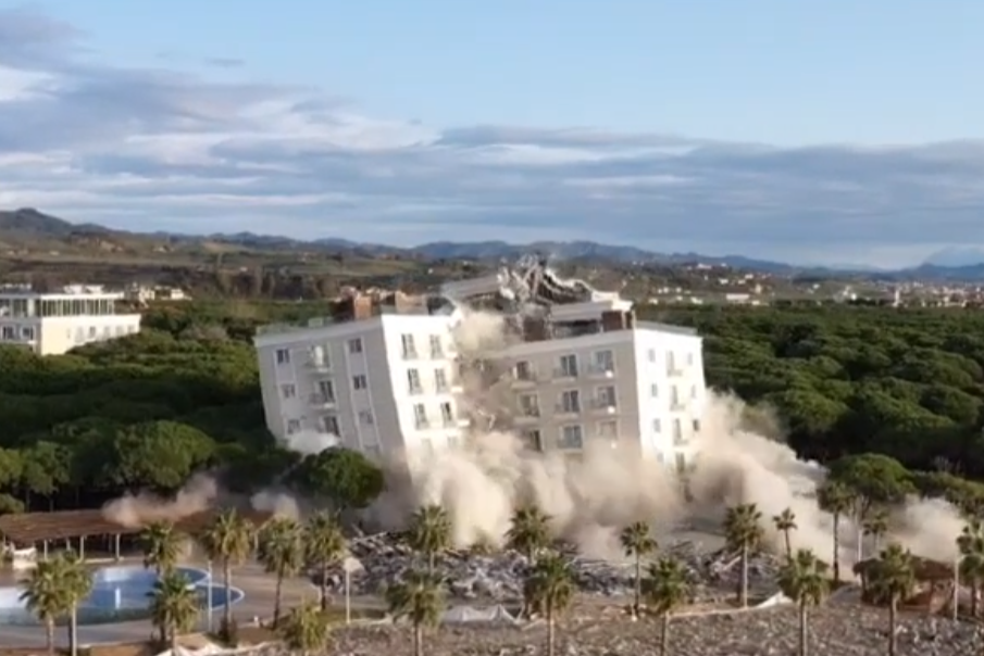 Pamje nga droni, momenti kur “Prestige Resort” bëhet rrafsh me tokë