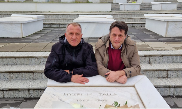 Valon Murati i përlotur tek varri i dëshmorit Hyzri Talla: Na ka marrë malli shok