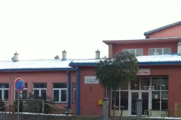 Përleshje mes nxënësve të shkollës ekonomike në Podujevë, dy të mitur përfundojnë në spital