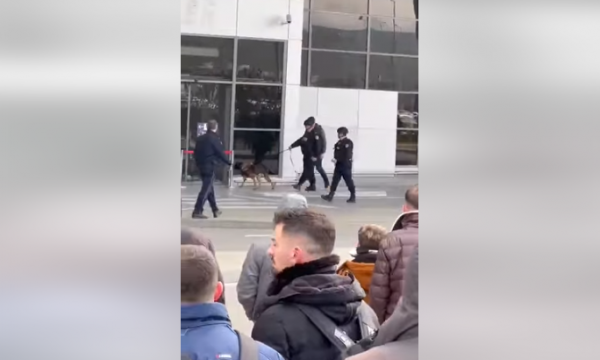 Njësia e deminimit arrin në aeroport