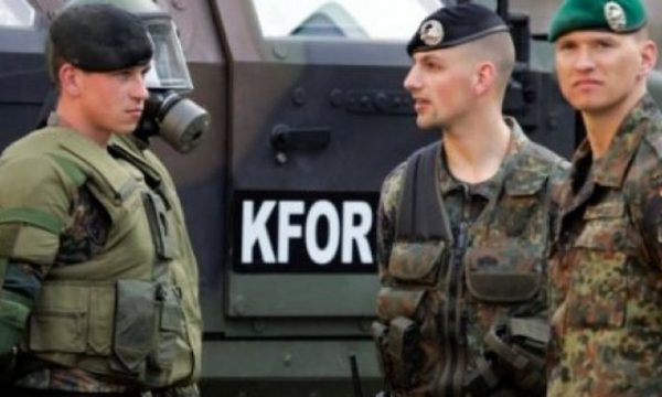 Çfarë po ndodh në Kosovë? Dita e dhjetë e barrikadave në veri, KFOR transporton pajisjet e rënda drejt Mitrovicës