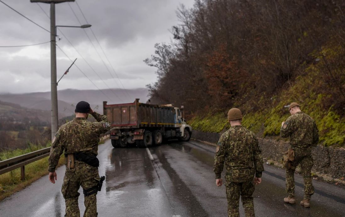 Sulmohet KFOR-i amerikan në Leposaviq, një veturë godet automjetin zyrtar dhe ikë