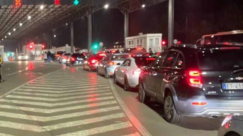 Kolona të gjata në Merdar, 5 orë pritje për të hyrë në Kosovë