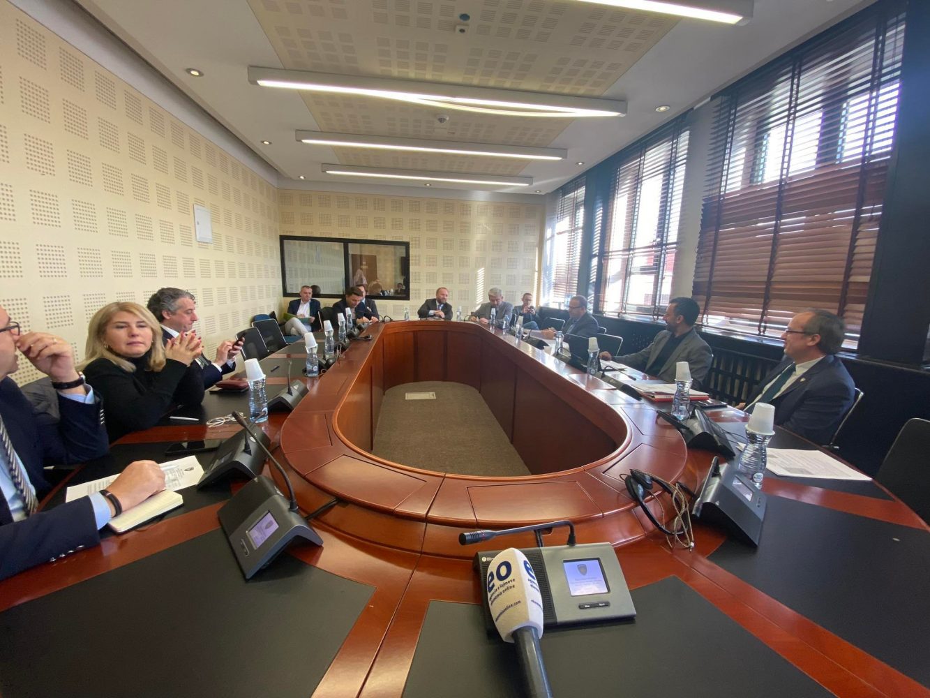 Komisioni për Reformën Zgjedhore i largon mediet, diskuton me përfaqësues nga ambasada amerikane dhe OSBE-ja