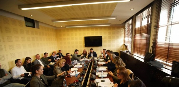 Projektligjet për zyrtarët publikë dhe pagat, opozita kërkon kohë: Do të përfundojnë në Kushtetuese