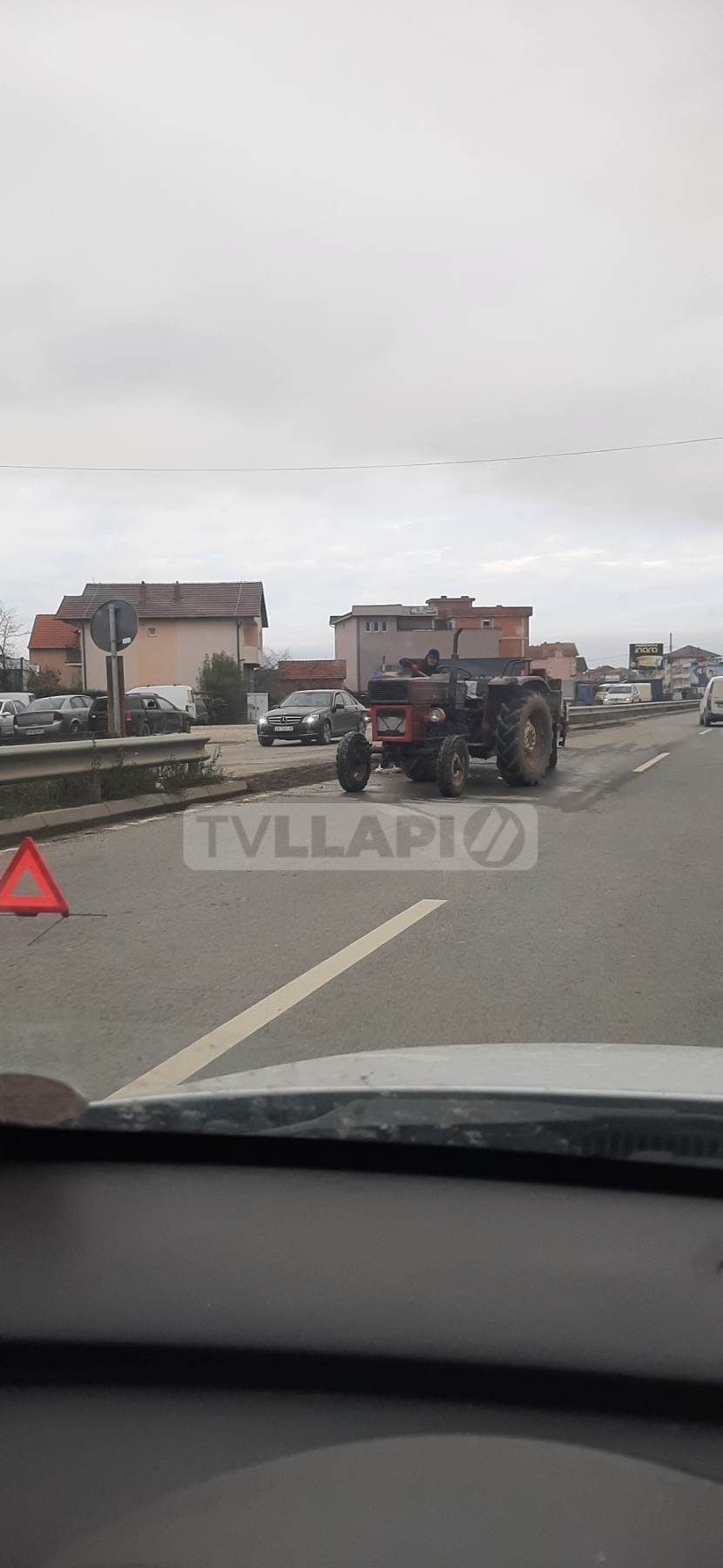 Qytetarët rregullojnë vetë disa pjesë të Magjistrales Podujevë – Prishtinë