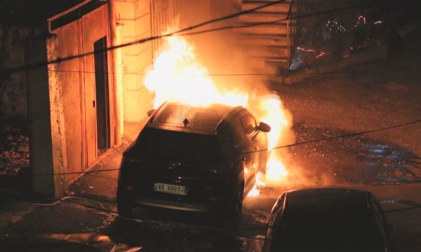 Digjet një veturë në një fshat të Podujevës
