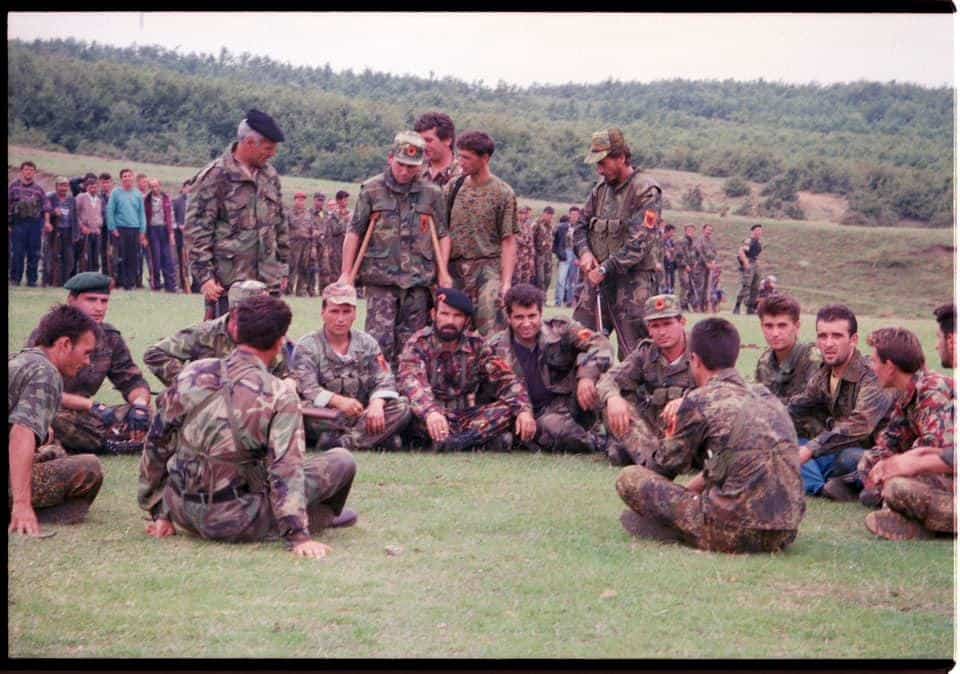 Kurti kujton rënien e Mujë Krasniqit dhe 40 dëshmorëve të tjerë: U bënë frymëzim për luftë e këngë