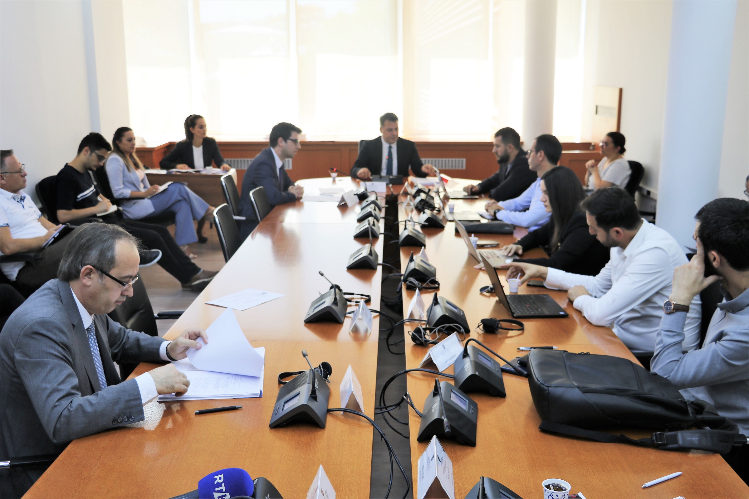 Mungesa e deputetëve e pamundëson shqyrtimin e Projektligjit për Pagat në Sektorin Publik