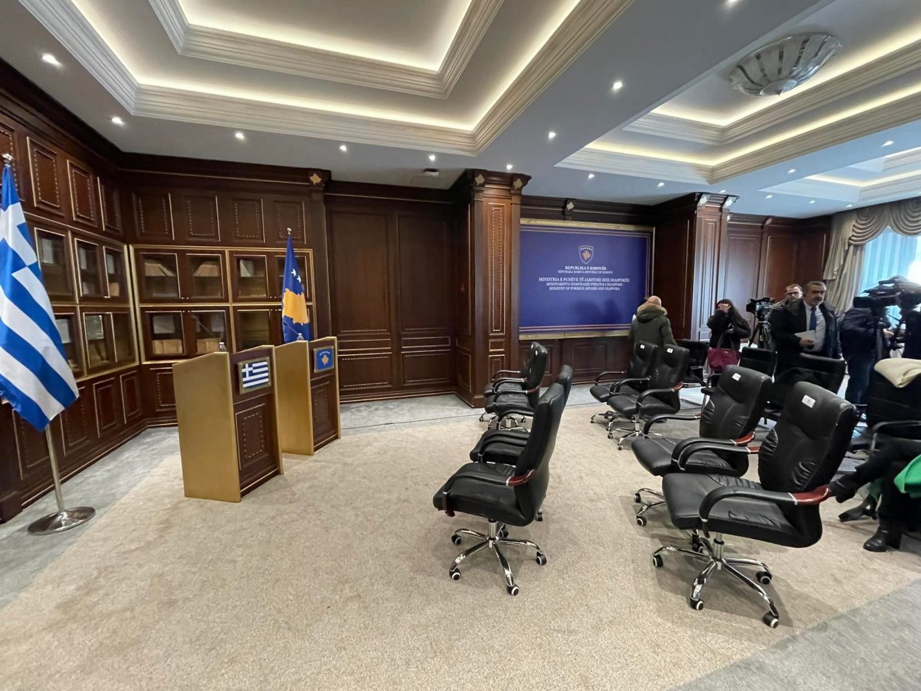 Ministri grek refuzon të mbajë konferencë e të fotografohet para logos së Republikës së Kosovës