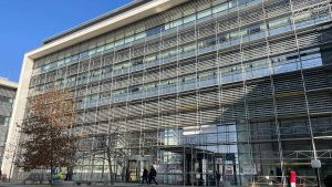 Për shkak të mungesës së ajrit në Pallatin e Drejtësisë nis hapja e dritareve