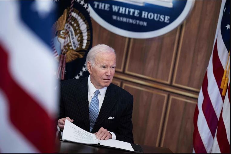 Biden nënshkruan projektligjin e buxhetit prej 1.7 trilion dollarësh, ndihmon edhe Ukrainën