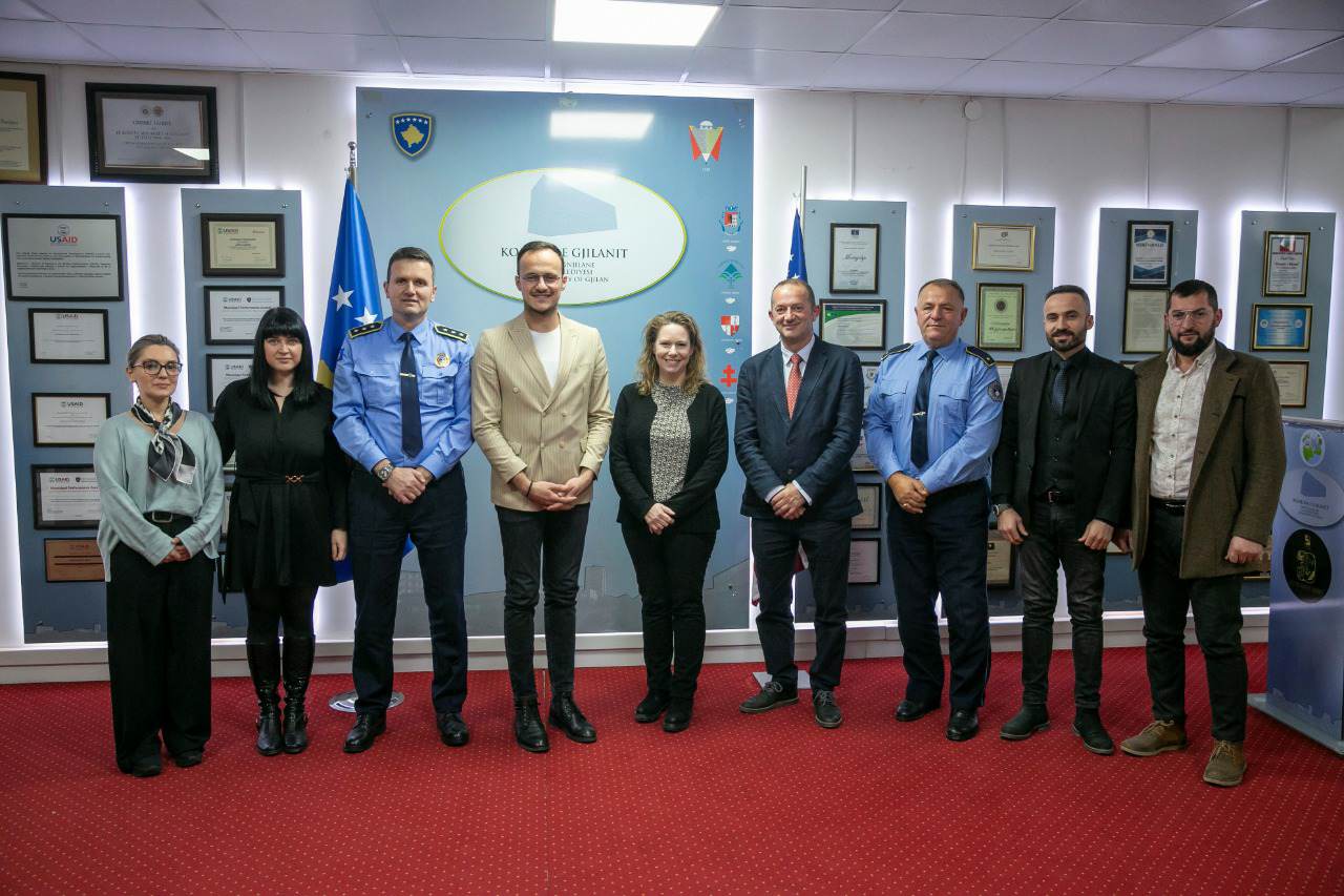 Policët e Gjilanit me kamera në trup, projekti mbështet nga Ambasadën Amerikane