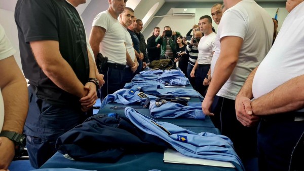 ​Aprovohen dorëheqjet e policëve serbë, jo të gjithë kanë dorëzuar pajisjet