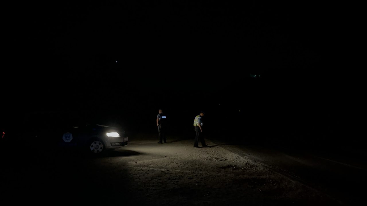 Policia serbe provon të heqë barrikadat në Merdare, përplaset me barrikaduesit