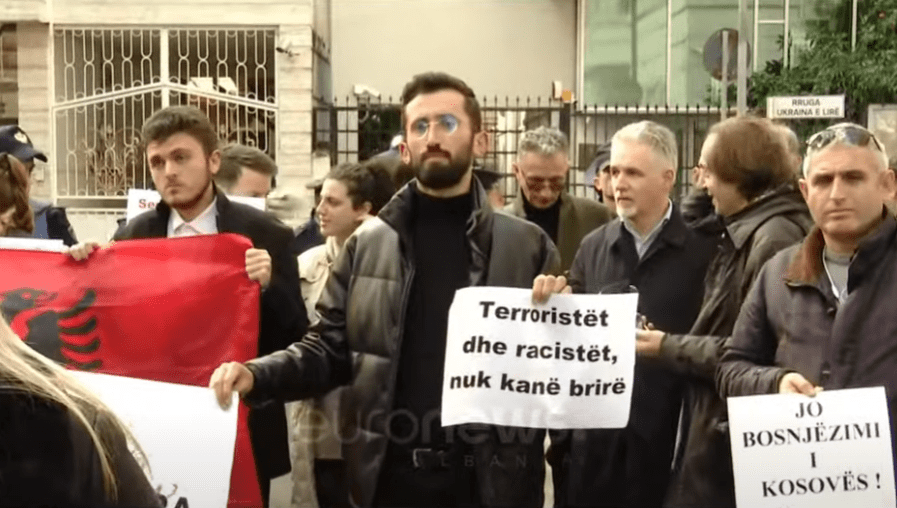 Sërish protestë para ambasadës së Serbisë në Tiranë kundër qëllimeve të Vuçiqit në Kosovë