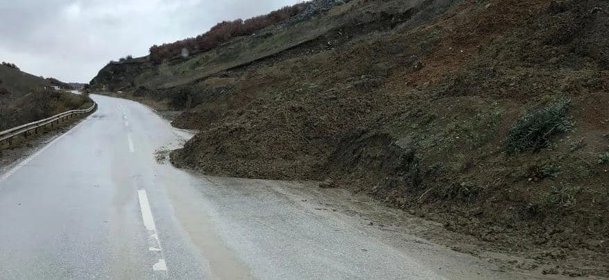 Vazhdon rrëshqitja e dheut tek Liqeni i Badocit