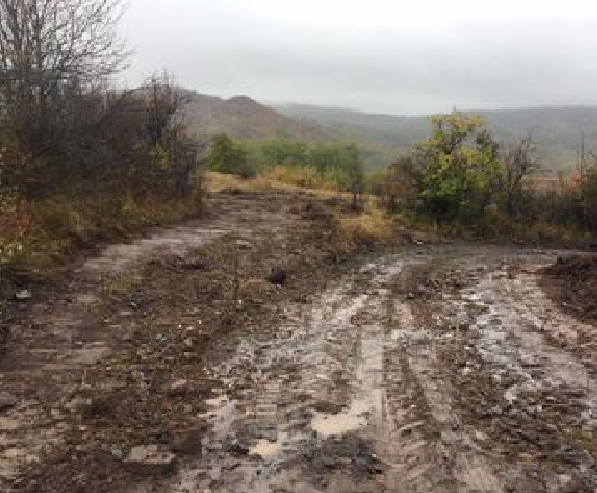 Gjendje e mjerueshme e rrugës në fshatin Metergofc, biseda të dështuara me Komunën