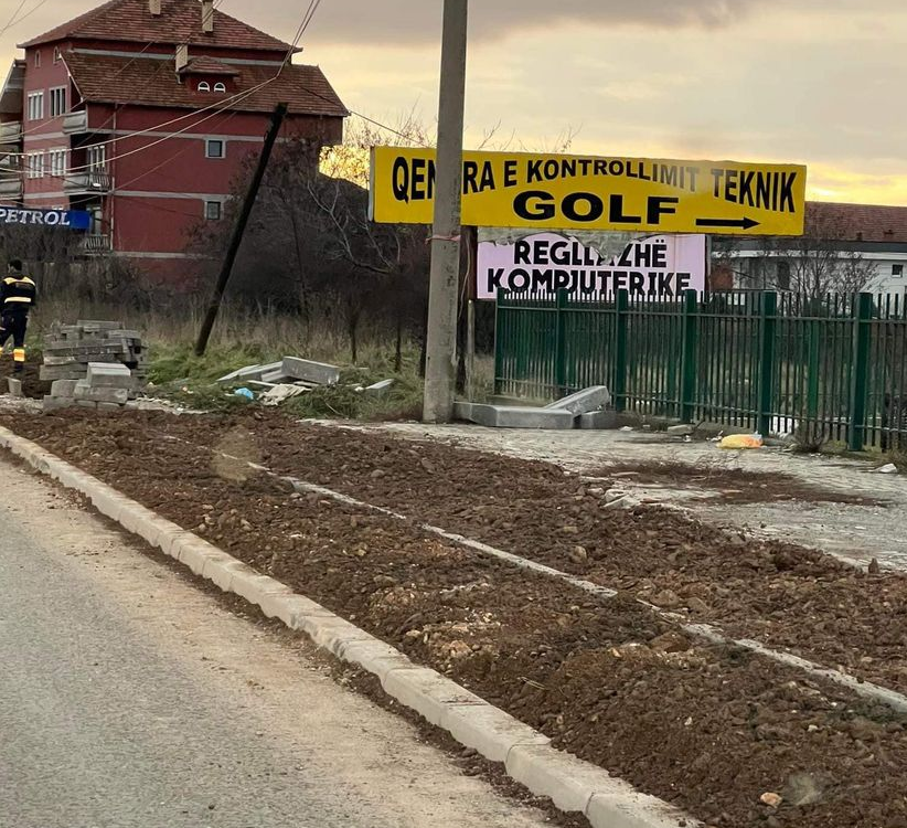 Punëkryerësi i mbushë trotuaret me dhe, Demolli: Ndodhë vetëm në keqeverisjen Bulliqi!