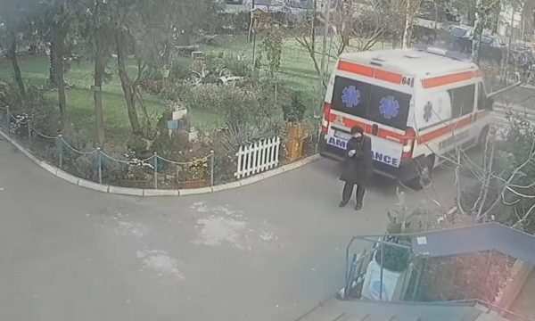 Ndodh edhe kjo në Serbi: Autoambulanca shtyp këmbësoren e moshuar, shoferi as që ishte në dijeni për këtë