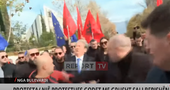 Një burrë qëllon me grusht në fytyrë Berishën, gjakoset ish-Kryeministri! Protestuesit e rrahin rëndë dhunuesin, në sherr edhe bodyguardi (VIDEO)