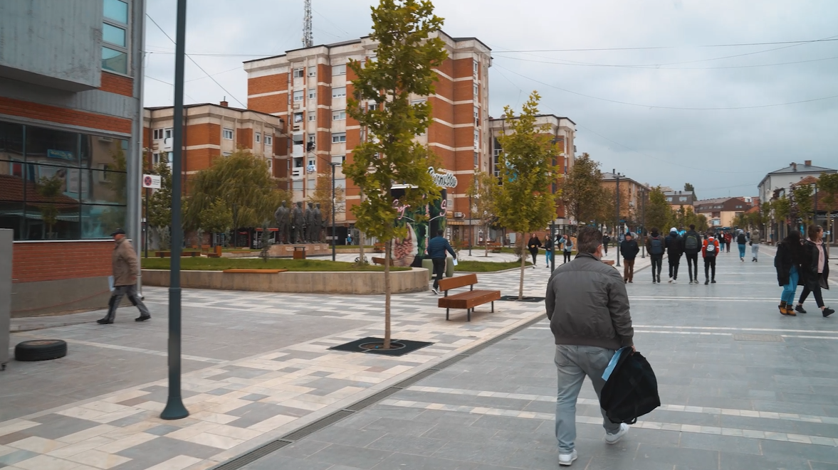 Në këtë shkollë të Podujevës, nxënësit mërdhijnë gjatë mësimit