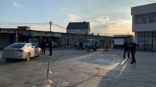 Babai i Sokolit shfaqet para marketit nën përcjelljen e policisë – Video