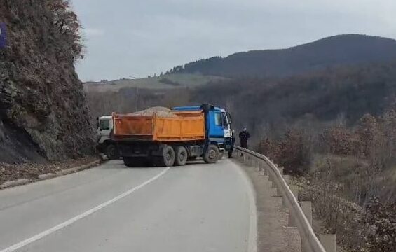 Tensionet në Veri: Raportohet se është vendosur barrikadë e re në një fshat afër Zubin Potokut