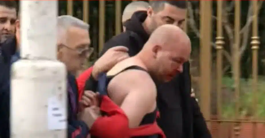 Ky është personi që goditi me grusht në mes të turmës Berishën