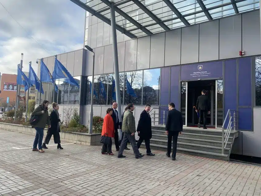 Nis takimi Lajçak-Kurti