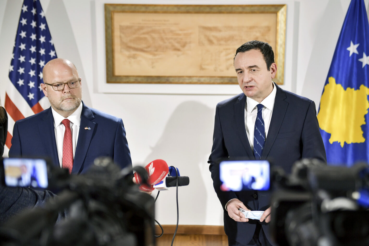 Ambasadori i SHBA-së i shkon në zyrë Kurtit, pritet shtyrja e zgjedhjeve në veri