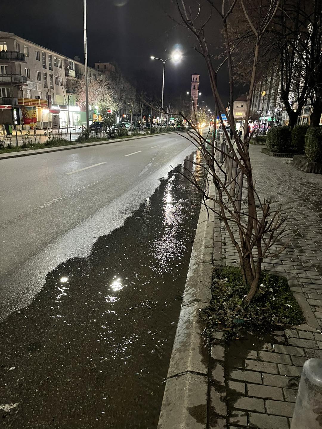 Shpërthen gypi i ujësjellësit në Ulpianë