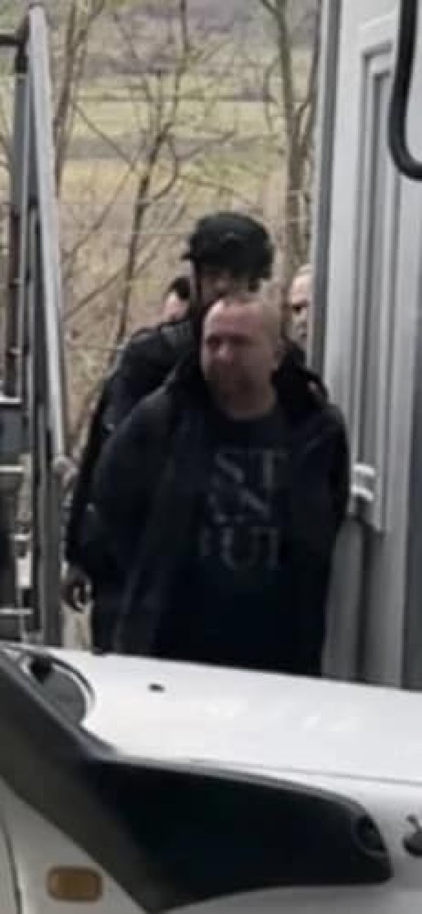 Serbët nisin të mblidhen në veri për ta penguar transferimin e policit të arrestuar