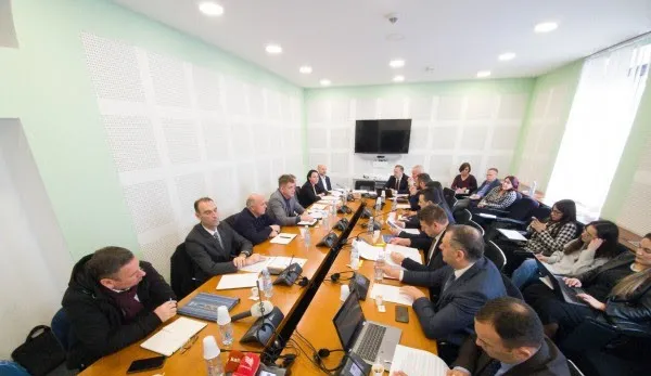 Opozita: Kosova po importon energji elektrike shkaku i ish-anëtarëve të bordit në KEK