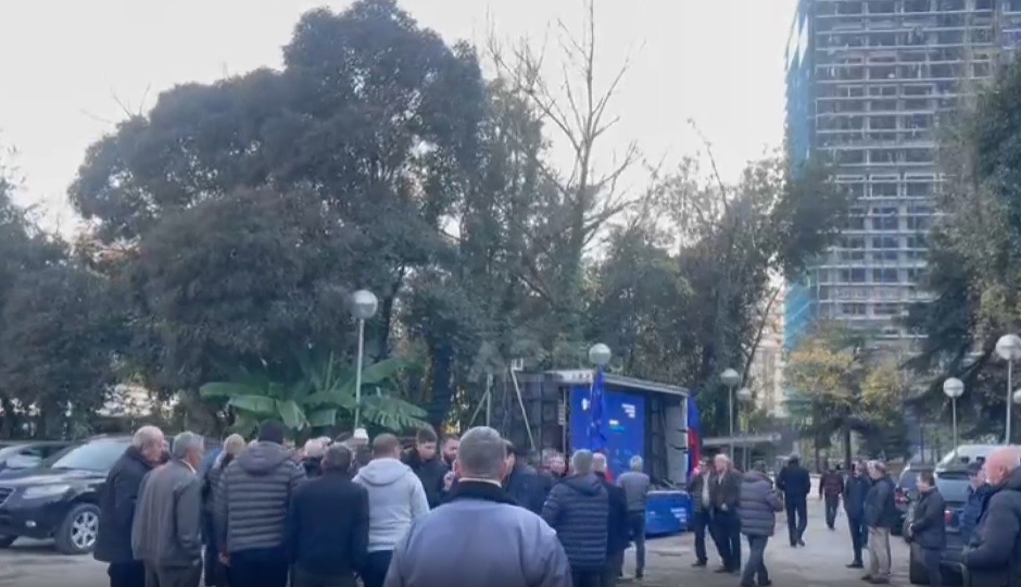 Protesta e opozitës, nis grumbullimi i njerëzve në selinë e PD, Berisha: Tirana po zien